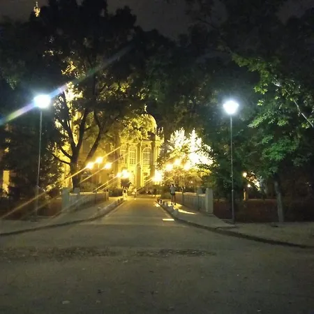 Free Parking Garage! Downtown Apartment, Location!