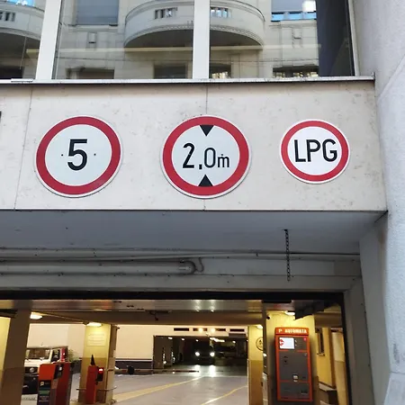 Free Parking Garage! Downtown Close To New York Cafe