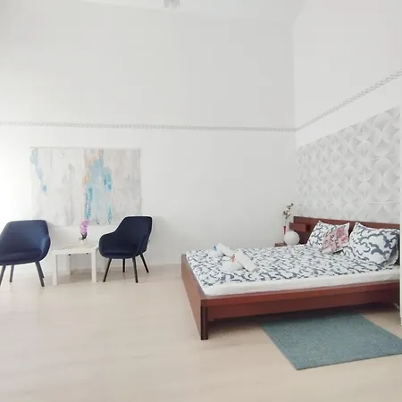 Free Parking Garage! Downtown Apartment, Location! *