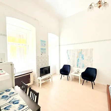 Free Parking Garage! Downtown Apartment, Location! Apartman