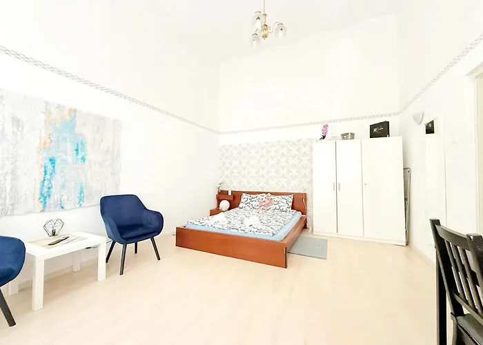 Free Parking Garage! Downtown Apartment, Location! Boedapest