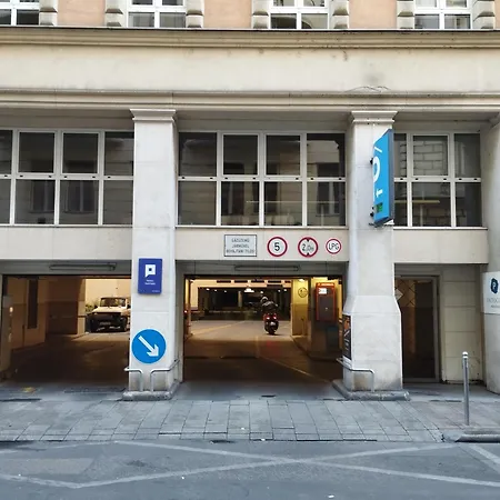 Free Parking Garage! Downtown Apartment, Location!